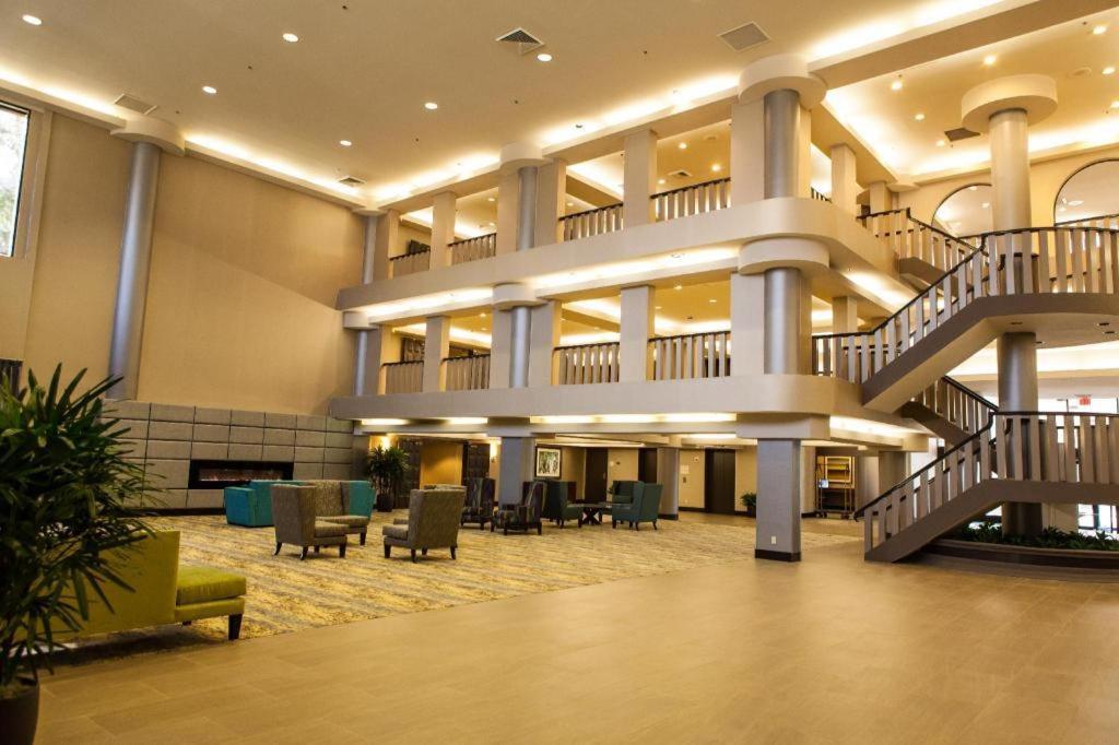 Ontario Gateway Hotel Bagian luar foto