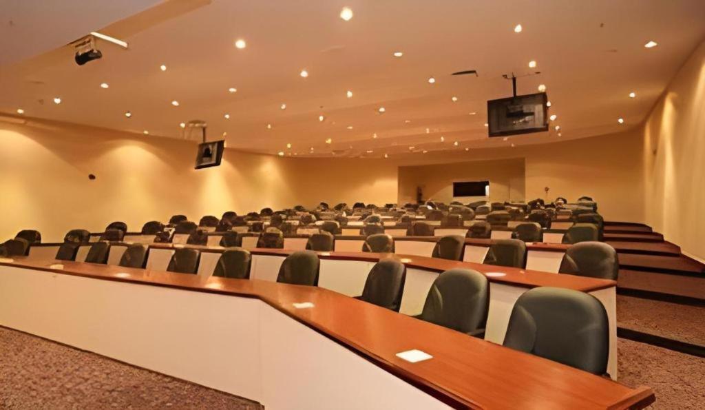 Ontario Gateway Hotel Bagian luar foto