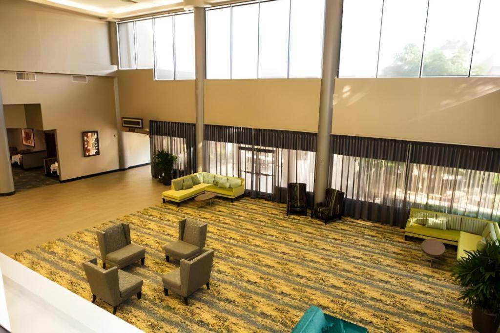 Ontario Gateway Hotel Bagian luar foto